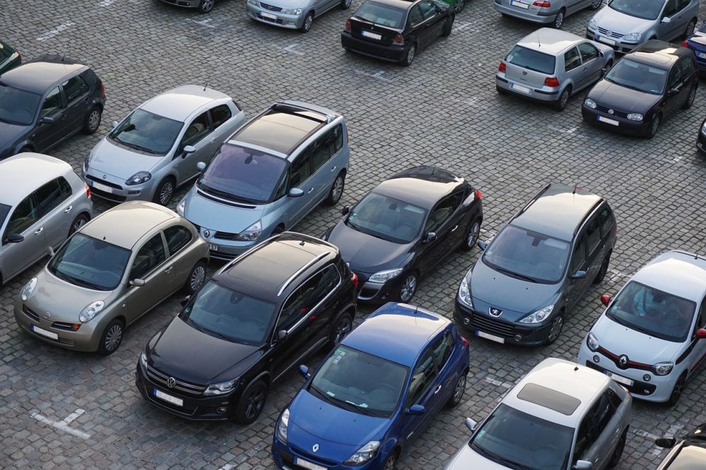Tydliga och effektiva vägmarkeringar för företagets parkeringsplatser